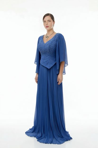 فستان سهرة بمقاسات كبيرة مطوي ومزين بأحجار النيلي